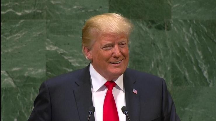 Trump kendini övünce salonun yarısı güldü