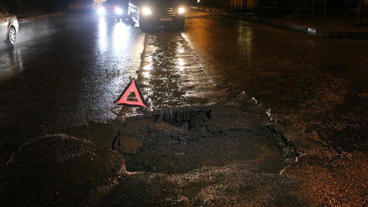 Yağmurun ardından Kadıköyde yol çöktü