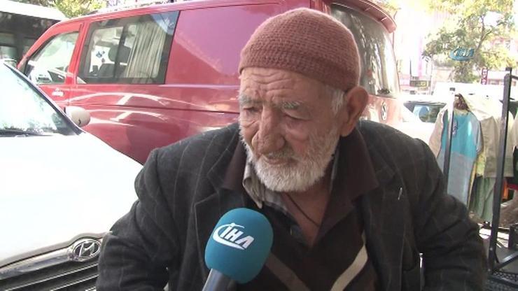 80 yaşındaki adam ekmeğini örgüden kazanıyor