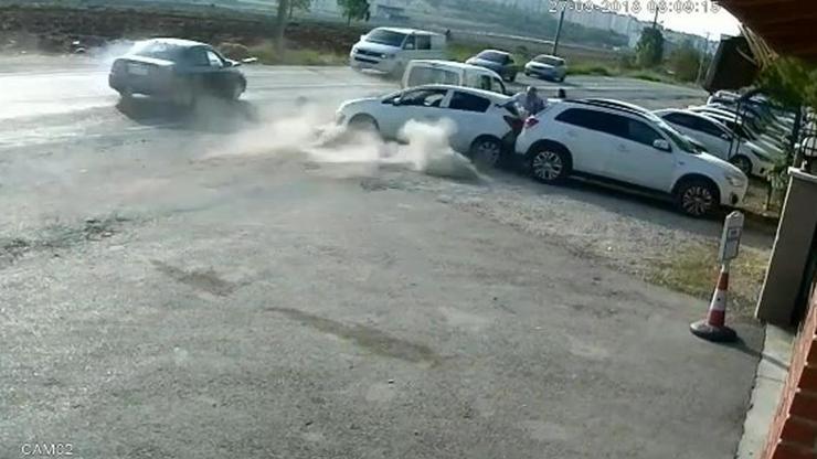 Okul önünde feci kaza: Okul müdürü iki araç arasında sıkıştı