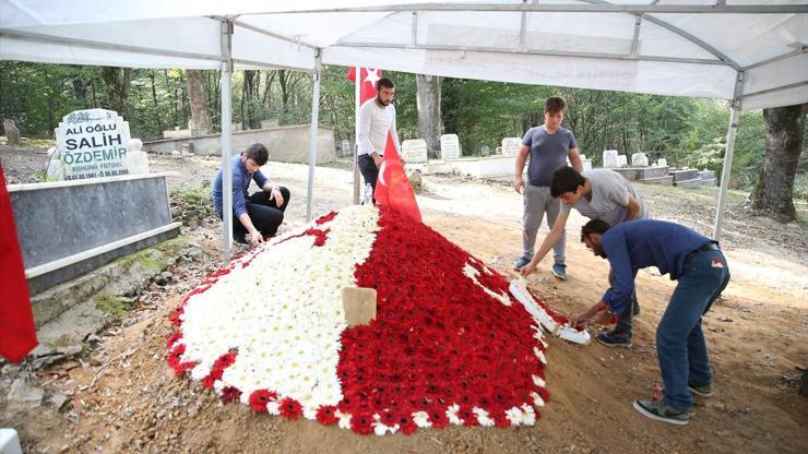 Şehidin mezarına karanfillerden Türk bayrağı yaptılar