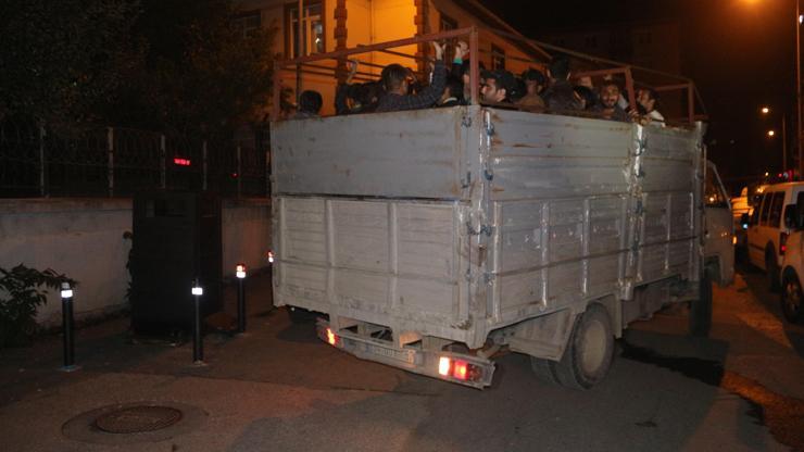 İstanbulda kamyon kasasında 42 mülteci yakalandı
