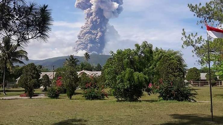 Endonezyada yanardağ patladı