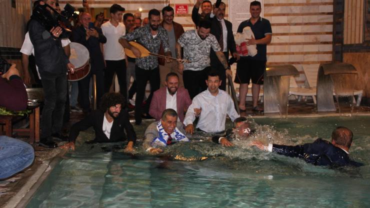 Belediye Başkanı TRT yayınında takım elbiseyle havuza girdi