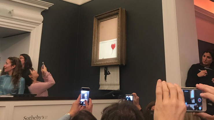 Banksynin Kırmızı Balonlu Kız adlı eseri satıldıktan sonra kendi kendini yok etti