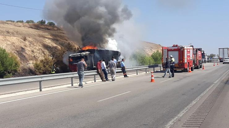 Manisada seyir halindeki TIR alev alev yandı