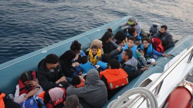 Kuşadası açıklarında lastik botta 43 kaçak göçmen yakalandı