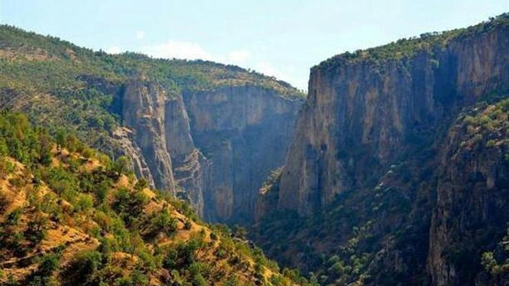 Defineciler doğa harikası kanyonu ve tarihi kiliseyi tarumar etti