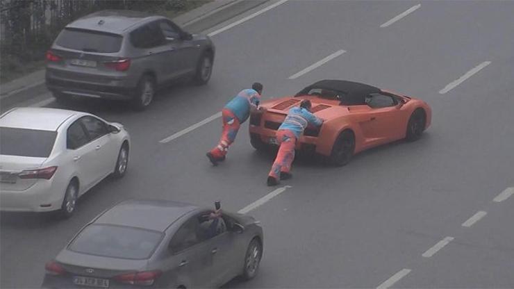 Lamborghini yolda kaldı, işçiler itti