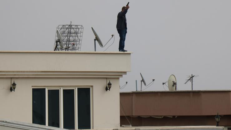 Çatıya çıkıp ateş etmeye başladı, Gaziantep polisi alarma geçti