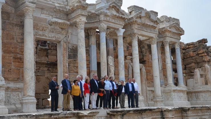İngiliz Büyükelçi antik kentte İzmir Marşını okudu