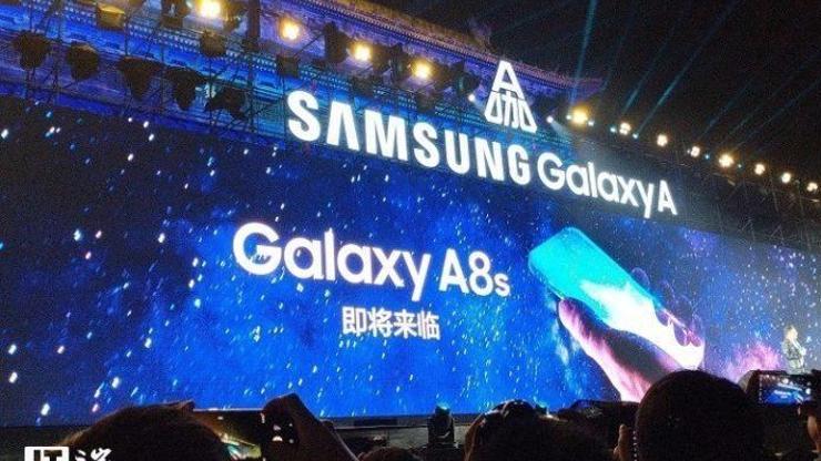 Çentiksiz, delikli Galaxy A8s geliyor