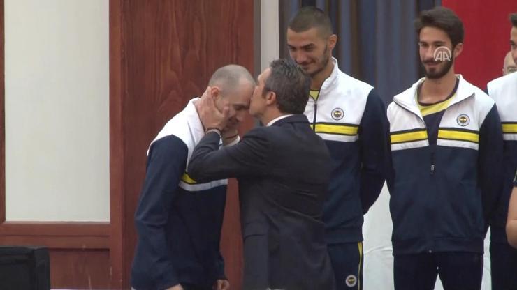 Ali Koç, Ramil Guliyevi alnından öptü