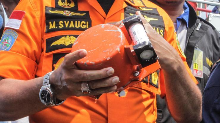 Düşen Endonezya uçağının kara kutusu bulundu