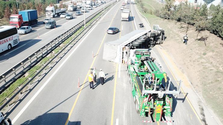 Son dakika: TEMde TIR devrildi