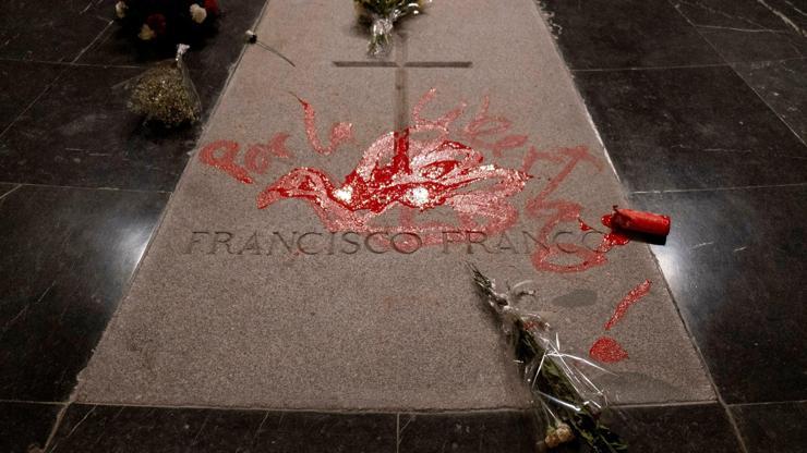 Diktatör Franconun mezarına kuş çizen grafiti sanatçısı gözaltına alındı