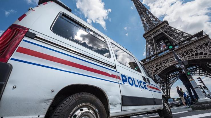 Pariste terör alarmı: Bir araçta roketatar bulundu
