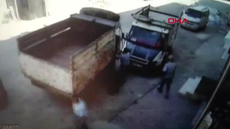 Kaza kamerada: Çocuklar kamyonetinin el frenini indirince...