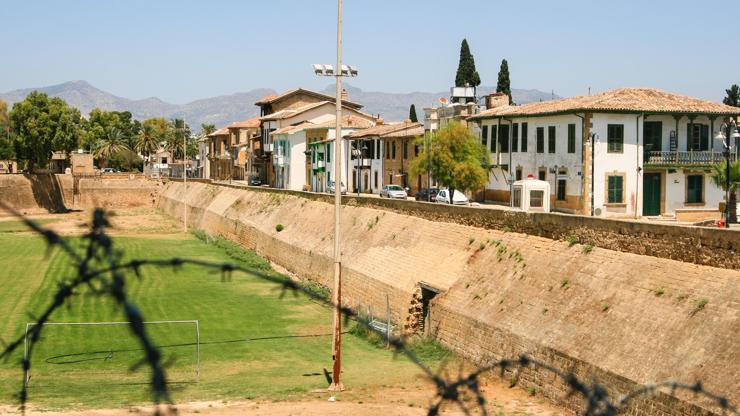 Kıbrısta sınır kapıları 8 yıl sonra açıldı
