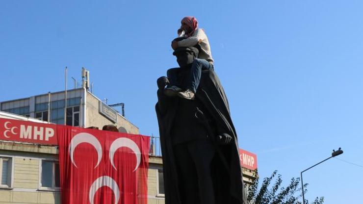 Atatürk heykeline çıkan uyuşturucu bağımlısını linçten polis kurtardı