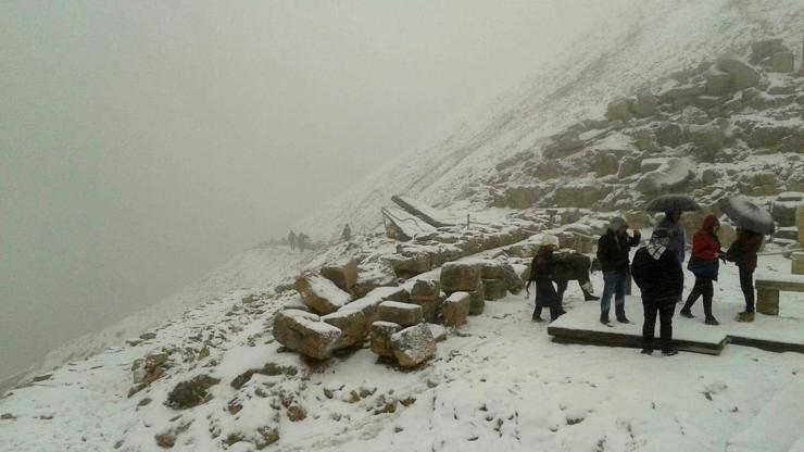 Nemrut Dağında sis ve tipi Turistler tahliye edildi