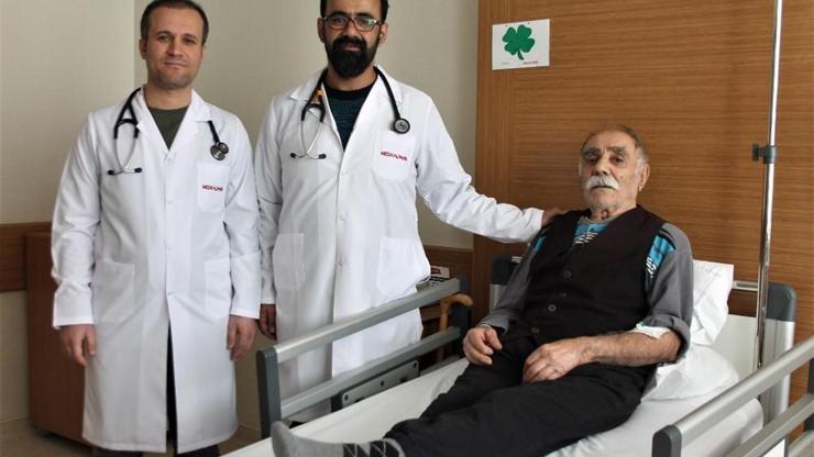 105 yaşındaki adam geçirdiği operasyonla sağlığına kavuştu