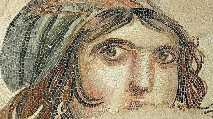 Çingene Kızı mozaiği parçaları Türk yetkililer tarafından teslim alındı