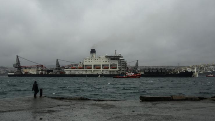 TürkAkım boru hattını döşeyen dev gemi Boğazdan geçti