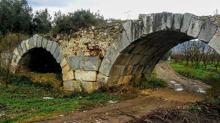 Tarihi taş köprünün altını kazdılar