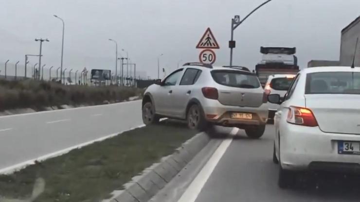 Trafikte tehlikeli hareket Sürücü bunu yaptı...