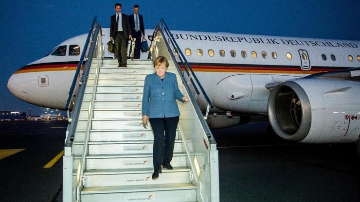 G20ye katılmak için yola çıkmıştı... Merkelin uçağı acil iniş yaptı