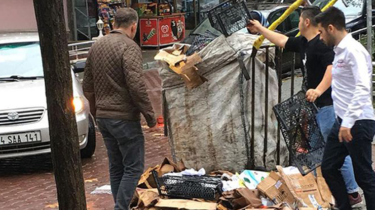 Emniyet müdürü, yere saçılan atık kağıtların toplanmasına yardım etti