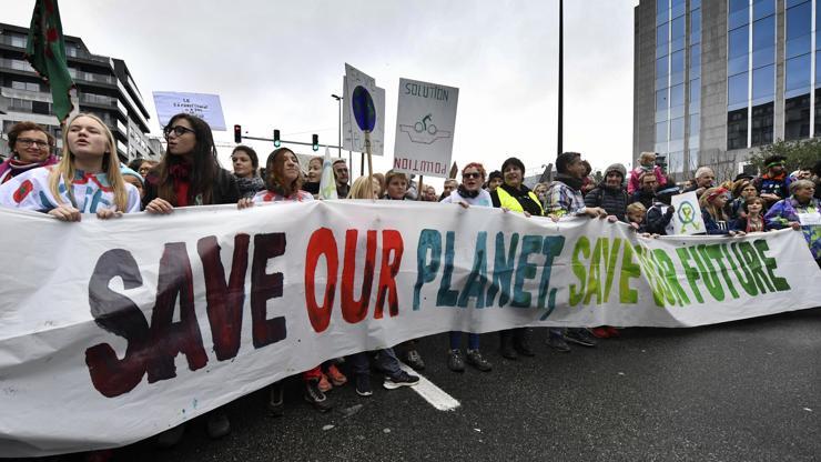 Belçikada on binlerce kişi iklim değişikliğine karşı yürüdü