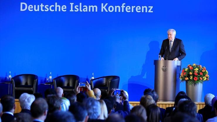 Almanya İslam Konferansında domuz eti tartışması