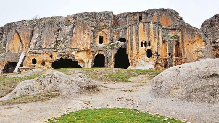 Tarihi kilisenin duvarlarını dinamitle patlattılar