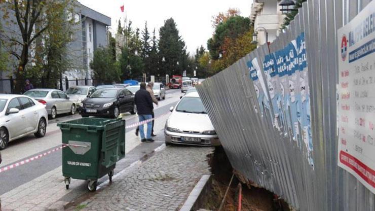 İstanbulda kaldırım çöktü: Park halindeki araç askıda kaldı