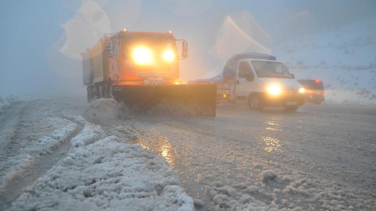 Denizli-Antalya yolunda kar yağışı etkili oluyor