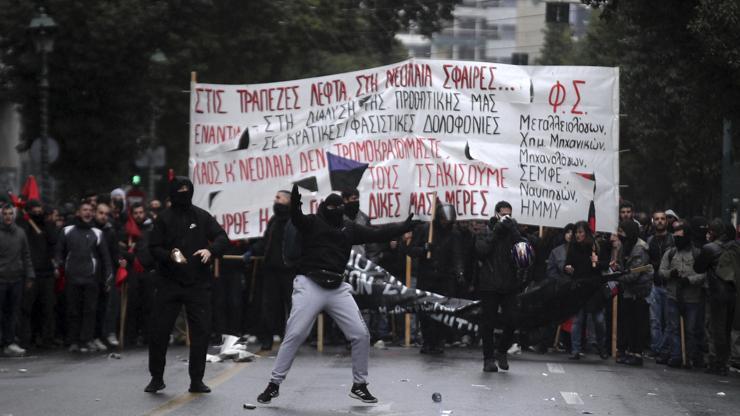 Yunanistandaki anma gösterilerinde olaylar çıktı