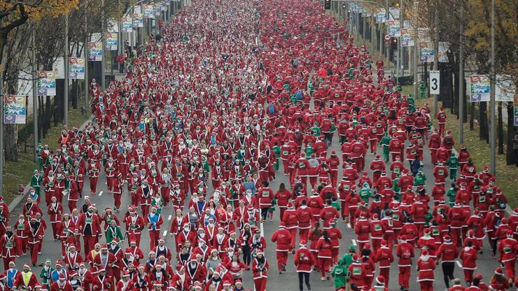Binlerce Noel Baba, Madrid sokaklarında koştu