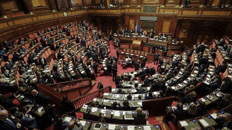 İtalyada cinsel ilişki skandalı Meclis tuvaletinde yakalandılar