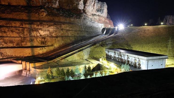 Dicle Barajının kapaklarından biri koptu, sel uyarısı yapıldı