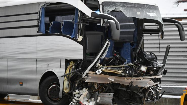 Turist taşıyan otobüs kaza yaptı: 1 ölü, 44 yaralı