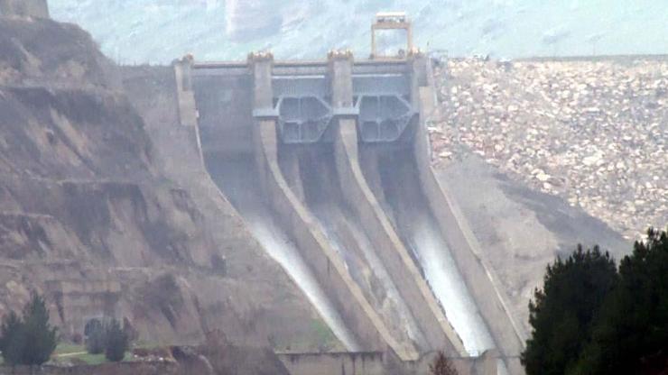 Dicle Barajında kopan kapağın yerine yenisi takıldı