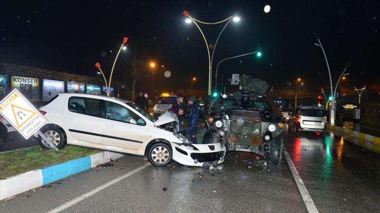 Tuncelide polis aracıyla 2 otomobil çarpıştı