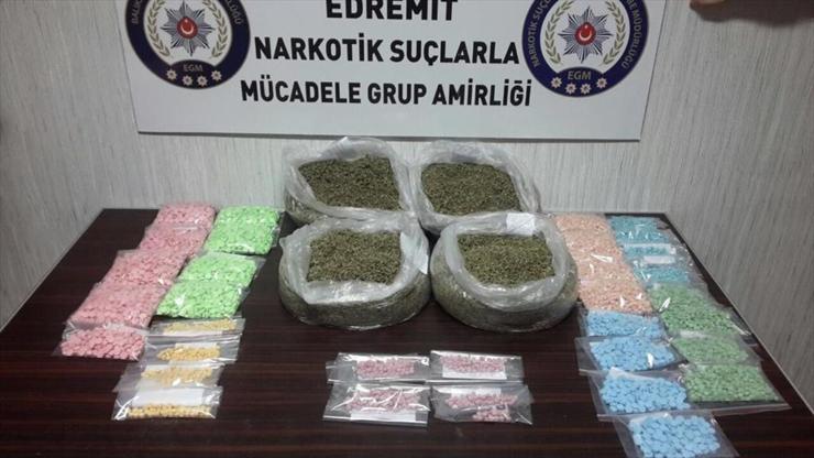 Otomobilin motorundan 10 bin hap, 3 kilogram uyuşturucu çıktı