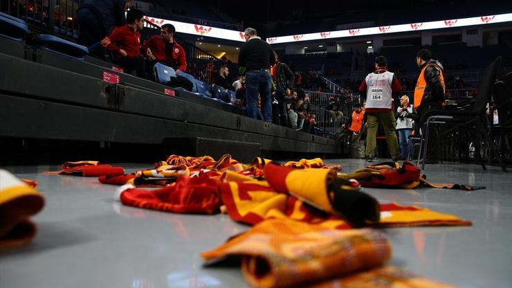 Galatasaray taraftarları sahaya bere ve atkı yağdırdı