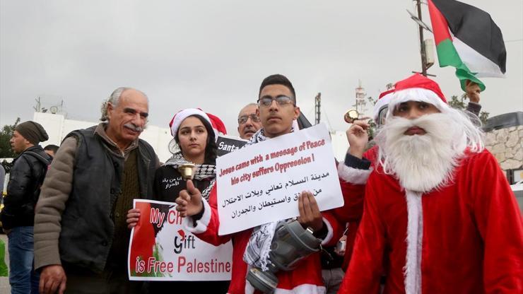 Batı Şeriada Ayrım Duvarında Noel Baba kostümlü gösteri