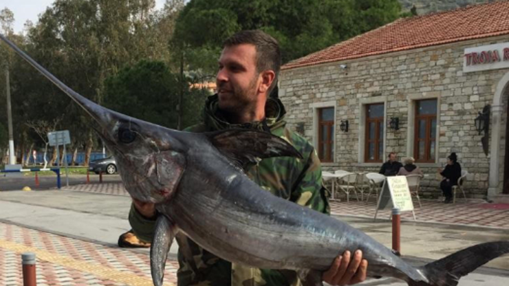 Oltayla 42 kiloluk kılıç balığı yakaladı