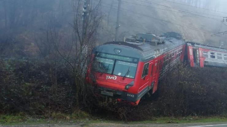 Yolcu treni raydan çıktı