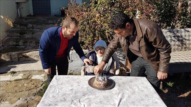 102 yaşında ilk kez doğum gününü kutladı